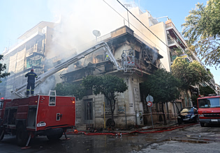 Βίντεο ντοκουμέντο από τη φωτιά στην Καλλιθέα – Η στιγμή που η 75χρονη πηδά από το μπαλκόνι για να σωθεί