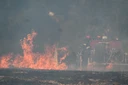 Απειλεί τα πρώτα σπίτια η φωτιά στο Δερβένι Θεσσαλονίκης – Εντοπίστηκε σορός – «Βροχή» τα 112