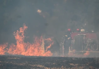 Απειλεί τα πρώτα σπίτια η φωτιά στο Δερβένι Θεσσαλονίκης – Εντοπίστηκε σορός – Ηχησε το 112 και στα Εξαμίλια Κορινθίας