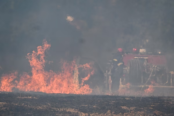 Απειλεί τα πρώτα σπίτια η φωτιά στο Δερβένι Θεσσαλονίκης – Εντοπίστηκε σορός – «Βροχή» τα 112