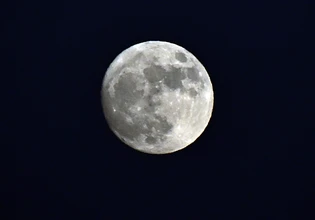 Το εντυπωσιακό «Φεγγάρι της Φράουλας» μάγεψε την Αθήνα