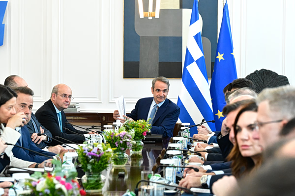 Μητσοτάκης: Καλλιέργεια προσδοκιών για πτώση στην τιμή της βενζίνης με προεκλογικό άρωμα