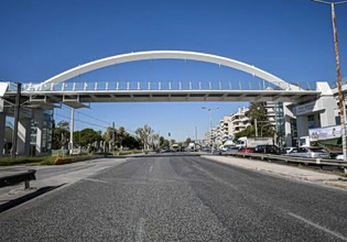 Σε πλήρη λειτουργία τέθηκαν πλέον οι ανελκυστήρες της πεζογέφυρας Αλίμου