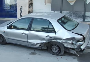 Θεσσαλονίκη: Αυτοκίνητο έπεσε πάνω σε παρκαρισμένα οχήματα και ανετράπη – Τραυματίστηκε ο οδηγός