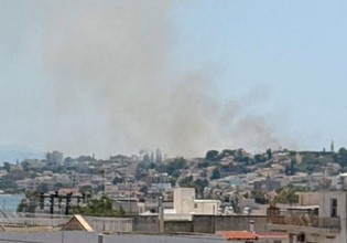 Σαλαμίνα: Φωτιά στα Αμπελάκια – Επιχειρεί και ελικόπτερο
