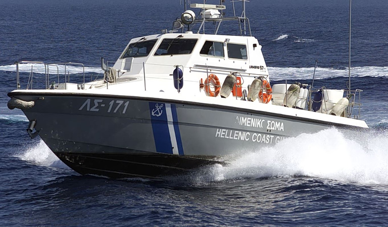 Σύγκρουση τουριστικού σκάφους με αλιευτικό έξω από τη Μαρίνα Ζέας