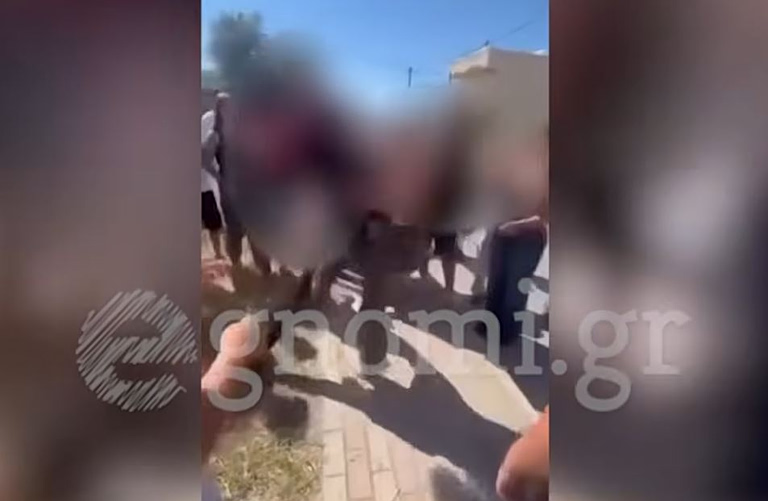 Εύβοια: Άγριο ξύλο μεταξύ μαθητριών έξω από σχολείο – Δείτε βίντεο