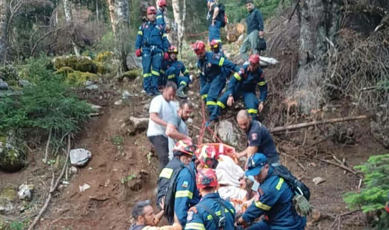 Καλάβρυτα: Ολονύχτια επιχείρηση διάσωσης πεζοπόρου που έπεσε σε γκρεμό