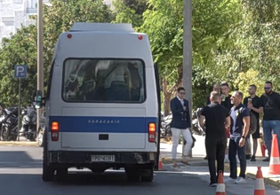 Δολοφονία στην Καλλιθέα: Η μεταγωγή των συλληφθέντων στην Ευελπίδων