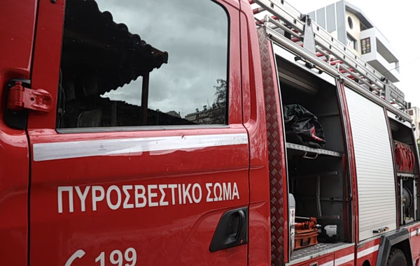 Κολωνός: Φωτιά σε διαμέρισμα – Επιχείρηση της Πυροσβεστικής για την κατάσβεσή της