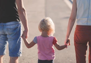 Στους λογαριασμούς των δικαιούχων μέχρι την Τρίτη το επίδομα των 150 ευρώ για κάθε παιδί