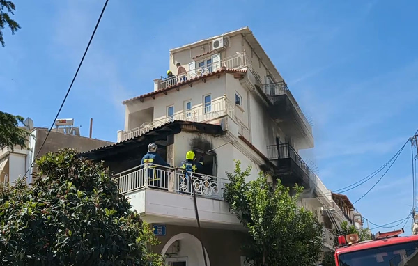 Συναγερμός στον Κορυδαλλό: Φωτιά σε διαμέρισμα – Aπεγκλωβίστηκε ένοικος
