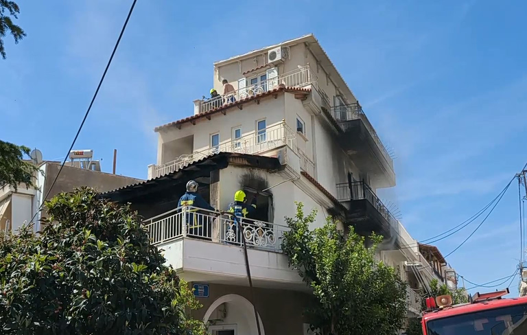 Συναγερμός στον Κορυδαλλό: Φωτιά σε διαμέρισμα – Aπεγκλωβίστηκε ένοικος
