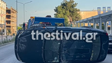 Θεσσαλονίκη: Αυτοκίνητο έπεσε πάνω σε παρκαρισμένα οχήματα και ανετράπη – Τραυματίστηκε ο οδηγός