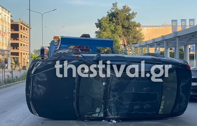 Θεσσαλονίκη: Αυτοκίνητο έπεσε πάνω σε παρκαρισμένα οχήματα και ανετράπη – Τραυματίστηκε ο οδηγός