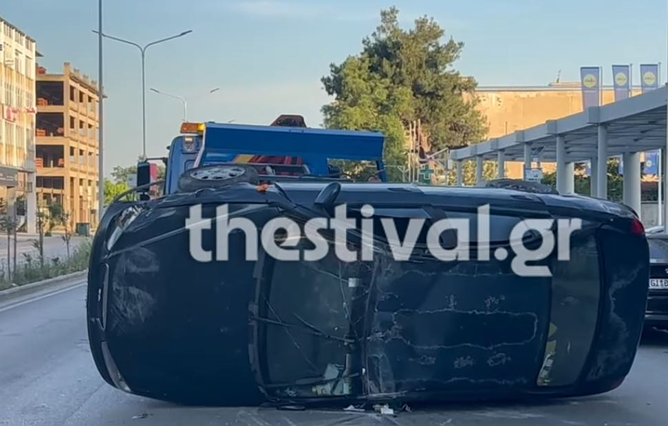 Θεσσαλονίκη: Αυτοκίνητο έπεσε πάνω σε παρκαρισμένα οχήματα και ανετράπη – Τραυματίστηκε ο οδηγός