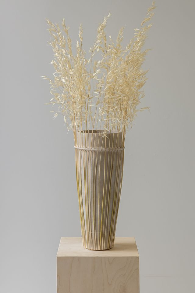 Ελίνα Μπέλου, Vase aux graminées, 2020, κεραμικό stoneware με επίχρισμα (slip) και αγρωστώδη φυτά, 95 × 30 × 30 εκ. Ευγενική παραχώρηση της καλλιτέχνιδας και της γκαλερί Bernier/Eliades. Φωτογραφία: Πάρις Ταβιτιάν.