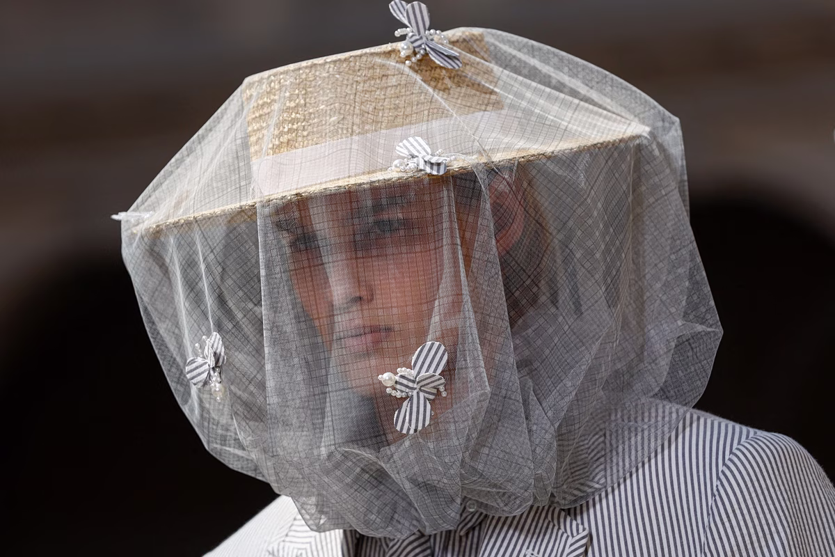 H μόδα προτείνει sunbrella, το διακριτικό αξεσουάρ του στυλ για τις περιόδους καύσωνα