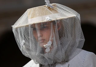 H μόδα προτείνει sunbrella, το διακριτικό αξεσουάρ του στυλ για τις περιόδους καύσωνα