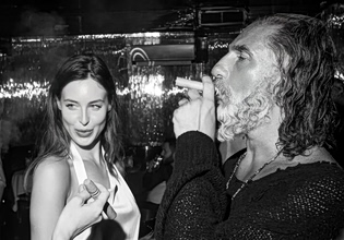 Ο Δίας και η Αφροδίτη – Οι «θεοί» του instagram στη Μύκονο