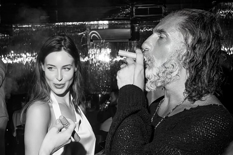 Ο Δίας και η Αφροδίτη – Οι «θεοί» του instagram στη Μύκονο