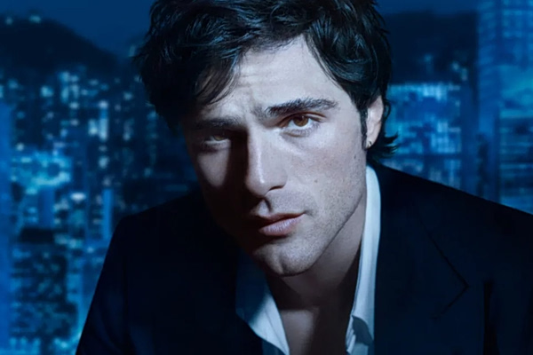 Ο «Blue Hero» της Chanel: Ο Τζέικομπ Ελόρντι σε ένα νυχτερινό Χονγκ Κονγκ που σφύζει από ενέργεια