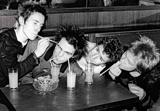 H συναυλία των Sex Pistols στο Μάντσεστερ που μάζεψε 50 άτομα και γέννησε το βρετανικό post-punk