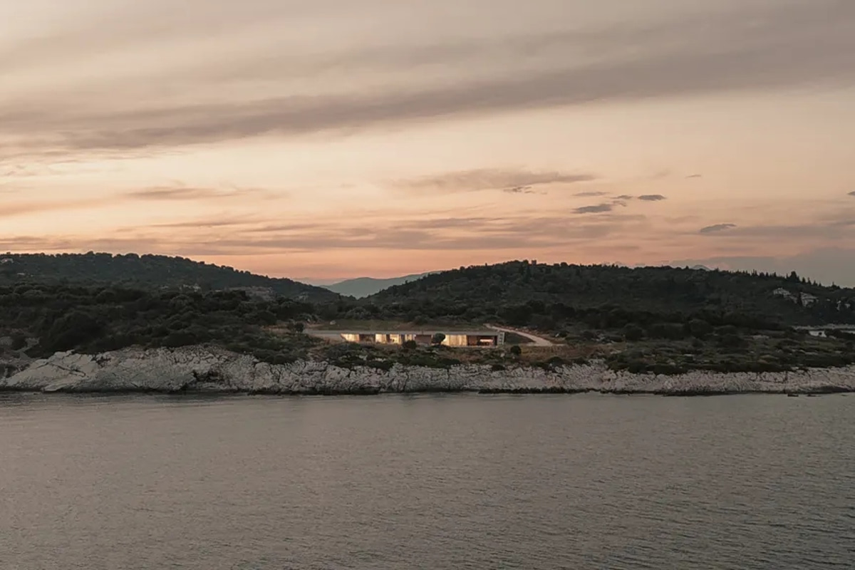 Αυτή η κρυμμένη κατοικία σε ένα ελληνικό νησί αφήνει μακριά τον υπόλοιπο κόσμο