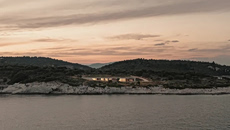 Αυτή η κρυμμένη κατοικία σε ένα ελληνικό νησί αφήνει μακριά τον υπόλοιπο κόσμο