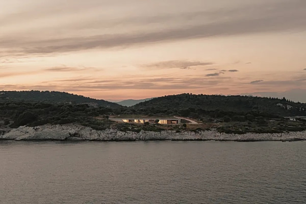 Αυτή η κρυμμένη κατοικία σε ένα ελληνικό νησί αφήνει μακριά τον υπόλοιπο κόσμο