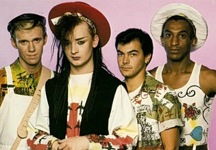«Boy George & Culture Club» – Η άνοδος στα 80s, η υποκρισία του Τύπου, η κρίση του AIDS κι ένας βαθύς έρωτας