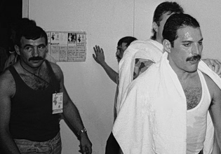 Κι ο Φρέντι με το φανελάκι; Πώς το απλό tank top έγινε βασικό στοιχείο της queer μόδας για πολλές γενιές