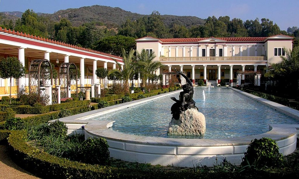 Η «Βίλα Getty» στο Λος Άντζελες βασίστηκε στο σχέδιο της Βίλας των Παπύρων (Wikimedia Commons)