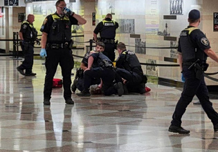 Νέα Υόρκη: 6 τραυματίες από επίθεση με μαχαίρι στον σταθμό Penn