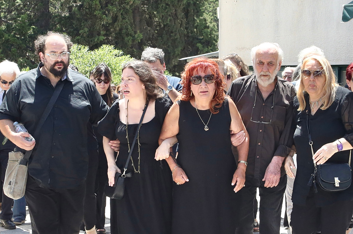 Συγκίνηση στο τελευταίο αντίο του Σωτήρη Τσόγκα – Συντετριμμένη η Μαίρη Ραζή