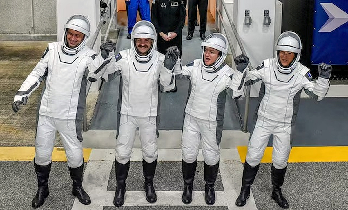 Τα μέλη της αποστολής Crew-12 πριν από την αναχώρησή τους τον Φεβρουάριο. Από αριστερά, ο Ρώσος Αντρέι Φεντιάεφ, οι Αμερικανοί Τζακ Χάθαγουεϊ και Τζέσικα Μέιρ και η Γαλλίδα Σοφί Αντενό (NASA)