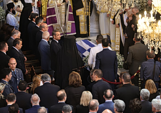Το τελευταίο αντίο στον Νίκο Ταγαρά – Παρουσία Μητσοτάκη και Σαμαρά η κηδεία