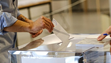 Η μάχη για το Κέντρο: Τα υπό διαμόρφωση αφηγήματα ΝΔ, ΕΛΑΣ και ΠΑΣΟΚ στον δρόμο προς τις κάλπες