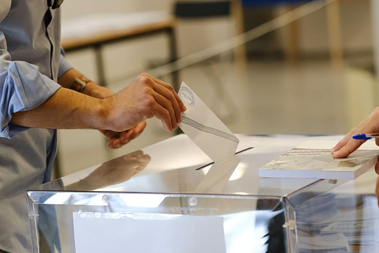Η μάχη για το Κέντρο: Τα υπό διαμόρφωση αφηγήματα ΝΔ, ΕΛΑΣ και ΠΑΣΟΚ στον δρόμο προς τις κάλπες