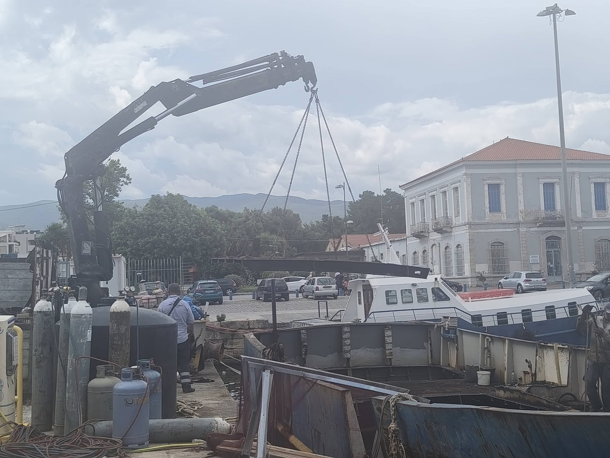 Απομακρύνεται από το λιμάνι το αλιευτικό σκάφος «Μεγαλόχαρη»