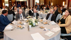 Η αλήθεια για τη φωτό της αμηχανίας: Πώς κάθισε για δύο λεπτά σε καρέκλα άλλου ο Άδωνις Γεωργιάδης