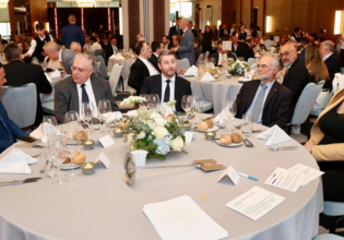 Η αλήθεια για τη φωτό της αμηχανίας: Πως κάθισε για δύο λεπτά σε καρέκλα άλλου ο Άδωνις Γεωργιάδης