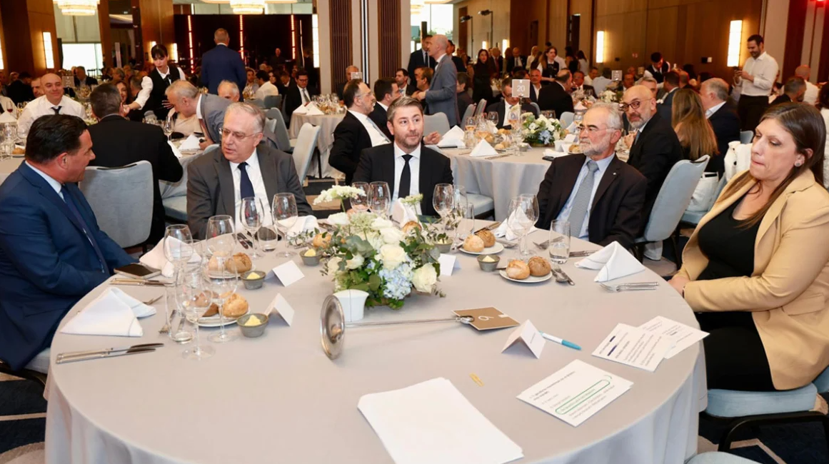Η αλήθεια για τη φωτό της αμηχανίας: Πως κάθισε για δύο λεπτά σε καρέκλα άλλου ο Άδωνις Γεωργιάδης