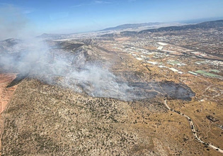 Από λάστιχα και απορρίμματα ξεκίνησε η φωτιά στον Ασπρόπυργο – Εικόνες από το drone της Πυροσβεστικής