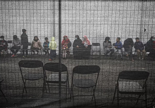 Λιγότεροι πρόσφυγες, περισσότεροι παγιδευμένοι – Η αφιλόξενη Δύση, οι αριθμοί και μια σκοτεινή αλήθεια