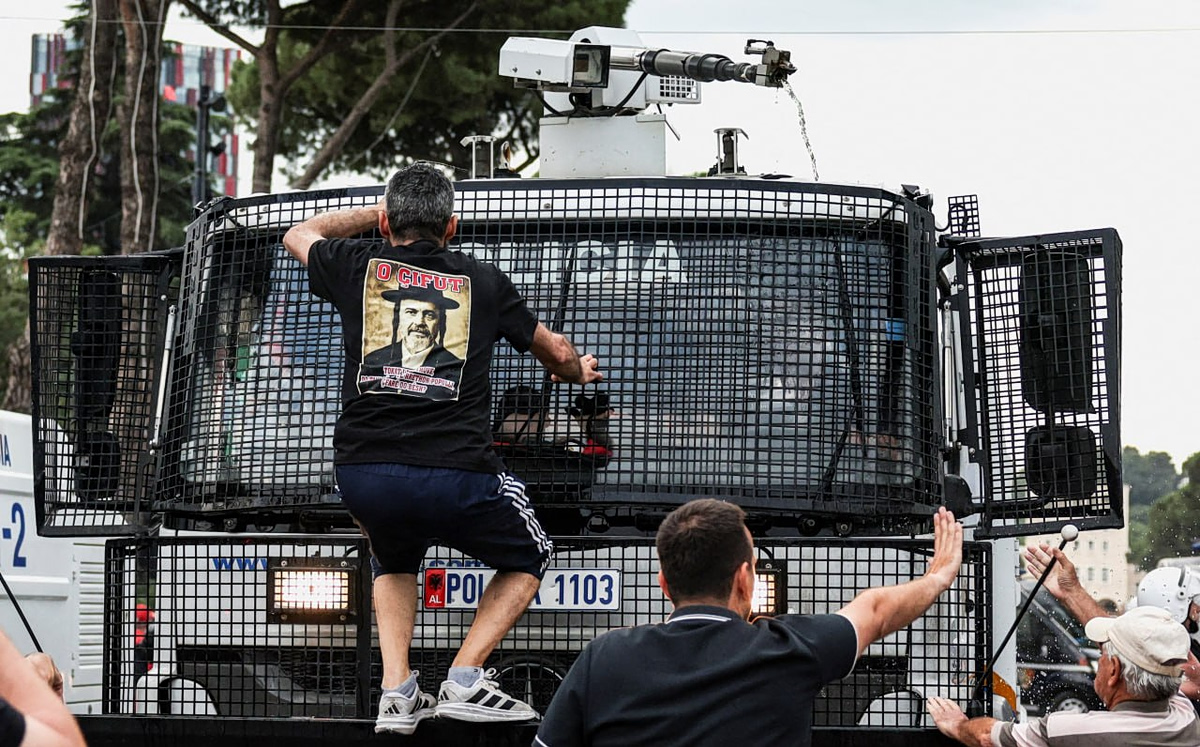 Στιγμιότυπο από τις μαζικές διαδηλώσεις στην Αλβανία