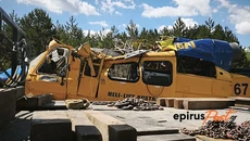 Ολοκληρώθηκε η επιχείρηση ανέλκυσης του πυροσβεστικού ελικοπτέρου που έπεσε στη λίμνη Αώου