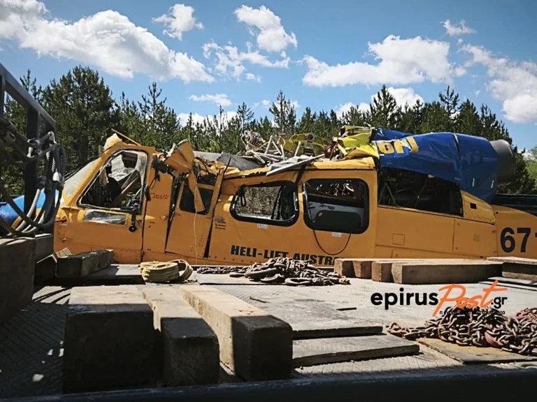 Ολοκληρώθηκε η επιχείρηση ανέλκυσης του πυροσβεστικού ελικοπτέρου που έπεσε στη λίμνη Αώου