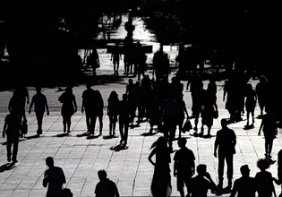 Παραμένει πάντως το πλαφόν προσδοκιών σε μια κοινωνία εργαζόμενων φτωχών