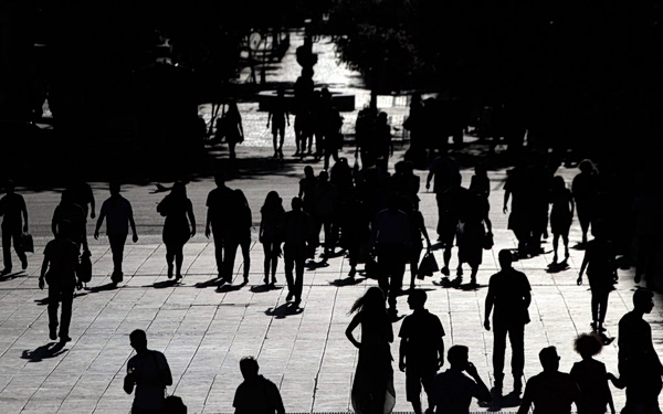 Παραμένει πάντως το πλαφόν προσδοκιών σε μια κοινωνία εργαζόμενων φτωχών